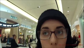 public cum walk at the mall