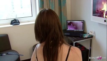bruder erwischt stief schwester beim porno gucken und fickt