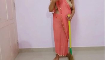 घर में झाड़ू पोछा करने वाली जवान लड़की को चोदा XXX Desi Fuck साफ हिंदी आवाज में